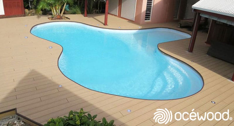 idée terrasse de piscine arrondie lames bois composite