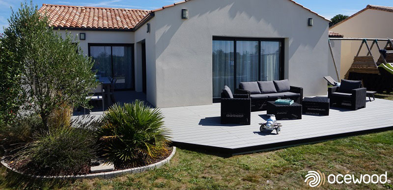 Terrasse en lames composites Océwood gris clair pour maison et jardin contemporains