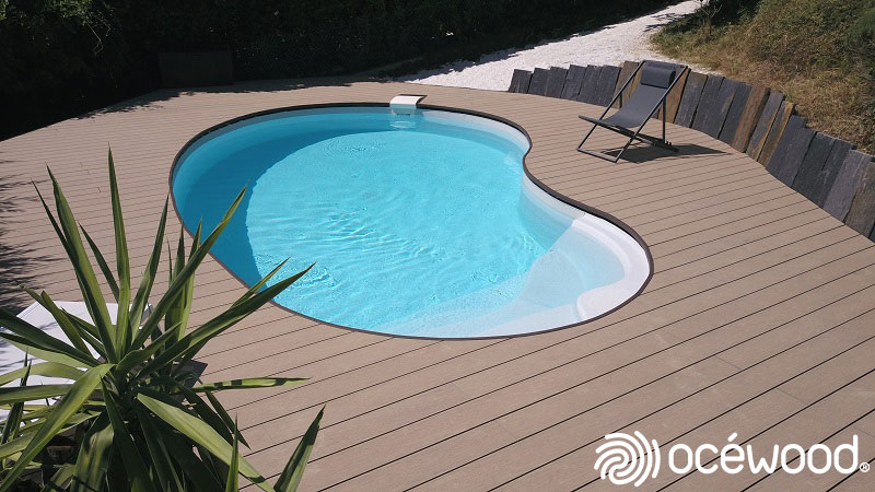 terrasse de piscine en arrondi style tropical