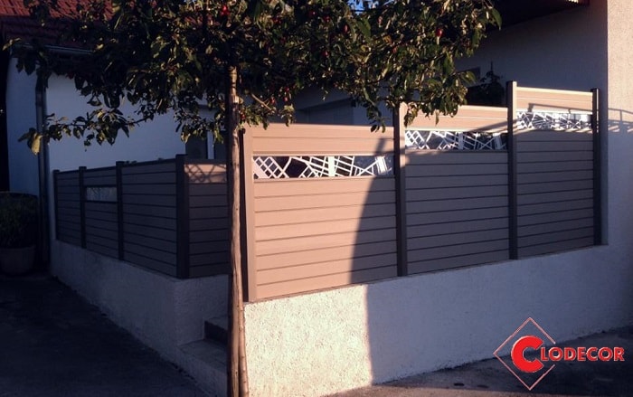 2 clôtures de jardin brise-vue originales avec forme en escalier