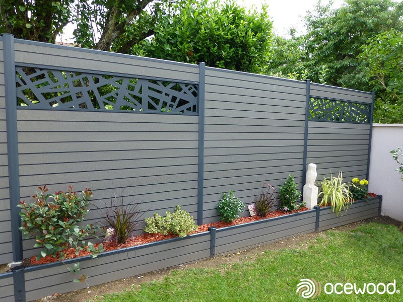 Clôture en composite séparative gris foncé avec jardiniere intégré et lames décoratives en aluminium