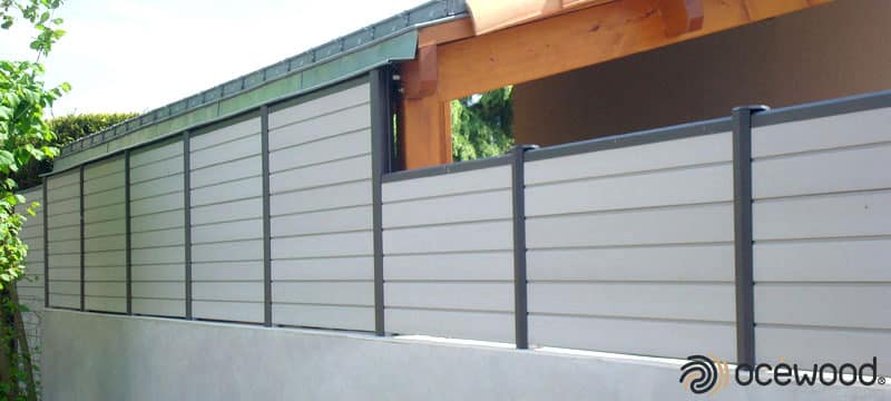 Grande longueur de palissade en composite avec 2 hauteurs de panneaux différentes. Ocewood