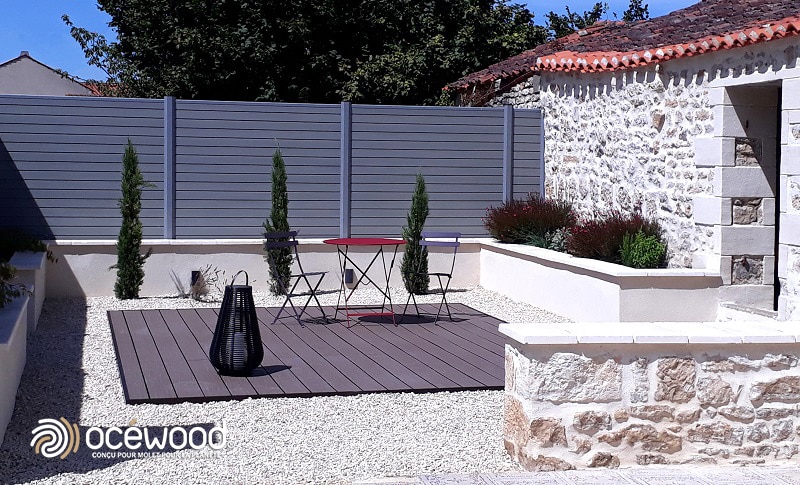 Maison en pierre blanche et panneaux de clôture en composite et aluminium Gris foncé Océwood