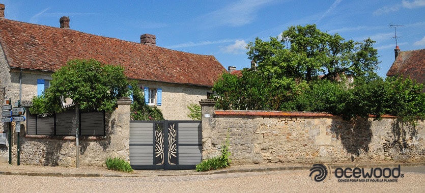 Portail et clôture en composite gris pour moderniser maison en pierre beige
