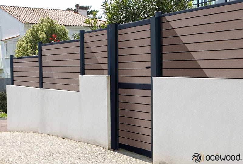 Panneaux de clôture en composite brun et gris 7016 et portillon assorti