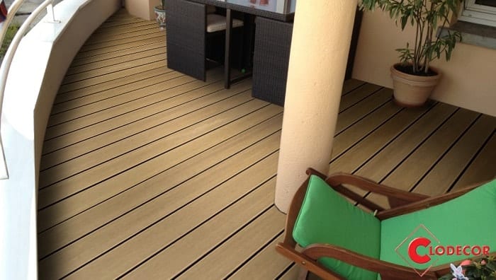 Petit balcon avec lames de terrasse en composite couleur bois