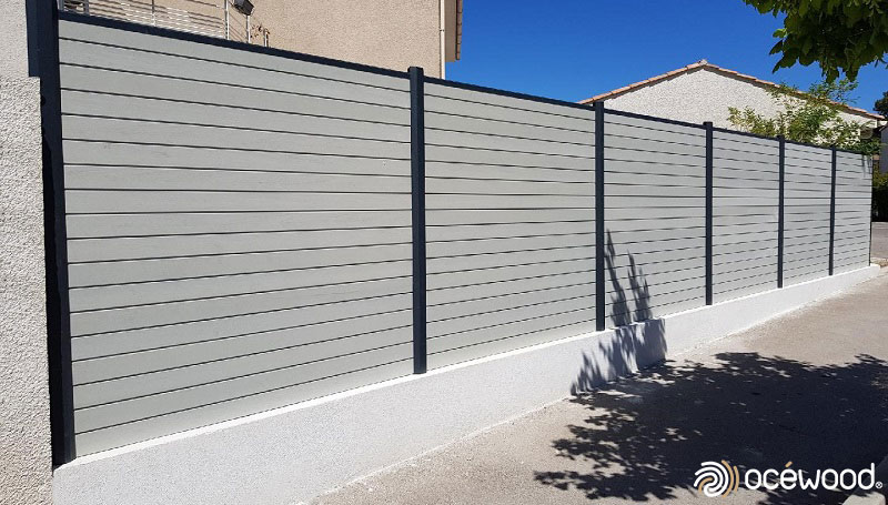 Grande palissade gris clair en lames composites Ocewood