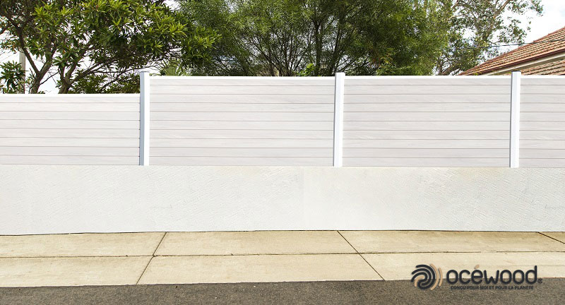 Palissade blanche en lames composites couleur « Flocon » et poteaux aluminium Blanc 9016. Crédits : Océwood®