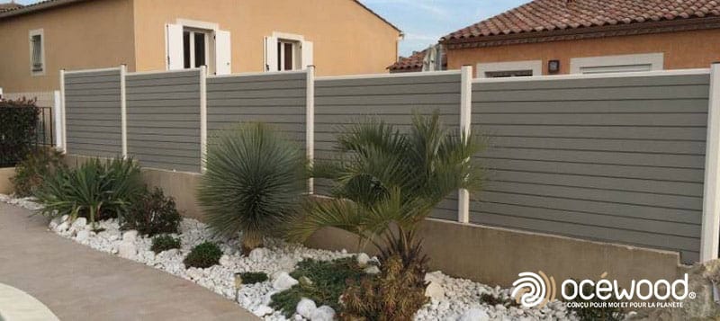 6 conseils pour une clôture de jardin au style Fusion - clôture composite gris foncé anthracite océwood - poteaux blancs