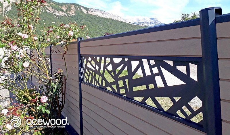 Clôture de jardin en composite et aluminium Océwood idéale pour la montagne