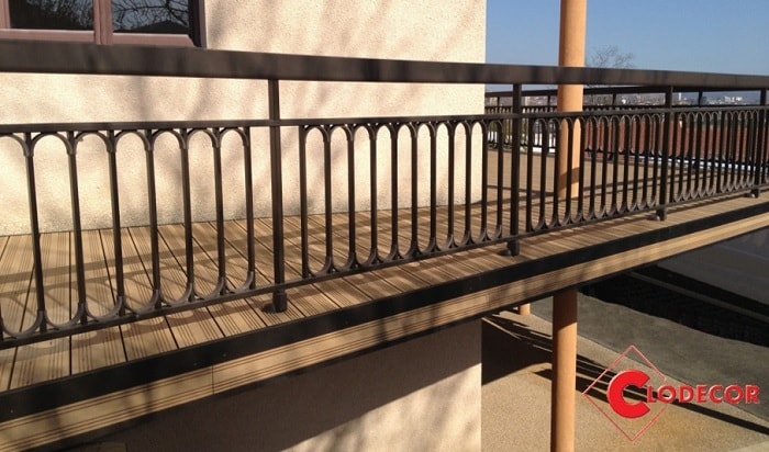 Exemple de contre-marche d'un balcon en composite