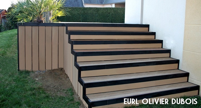 Escalier de jardin en lames composites cerné de profilés de finition en aluminium noir. 