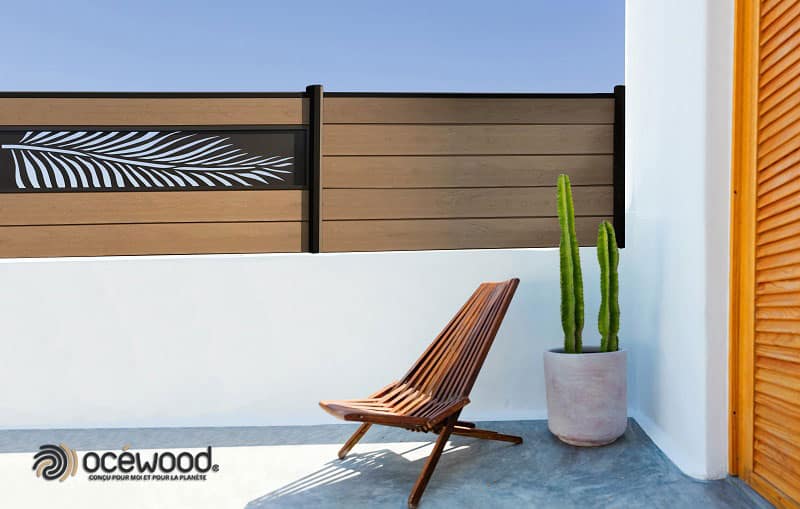 Clôture composite effet bois Océwood, style naturel avec lame déco palme