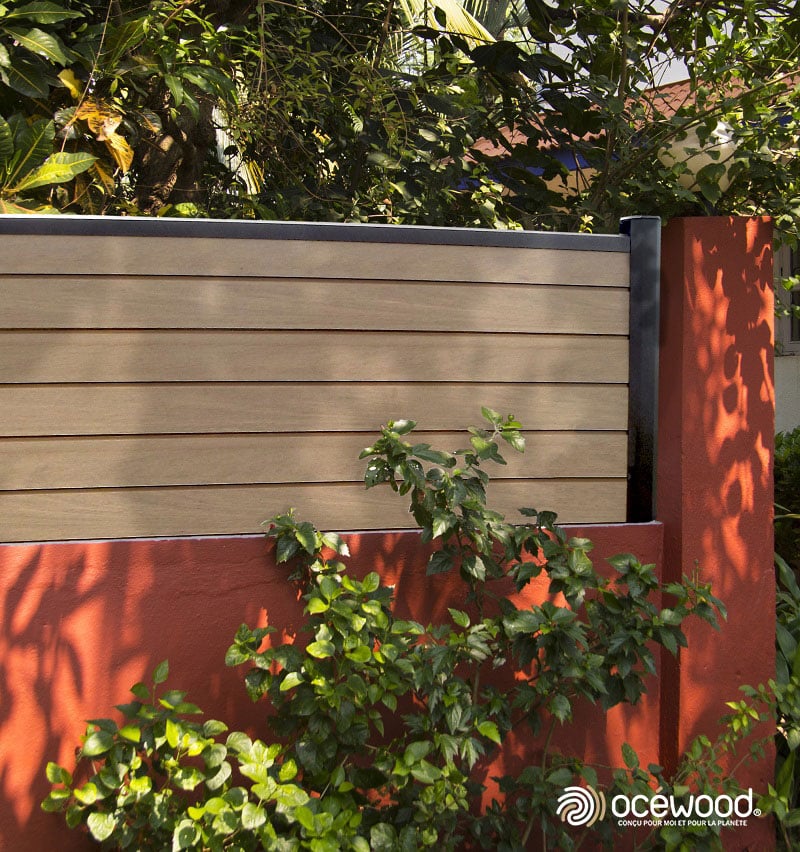 Panneau de clôture en composite effet bois coloris Moka. Fabricant Océwood