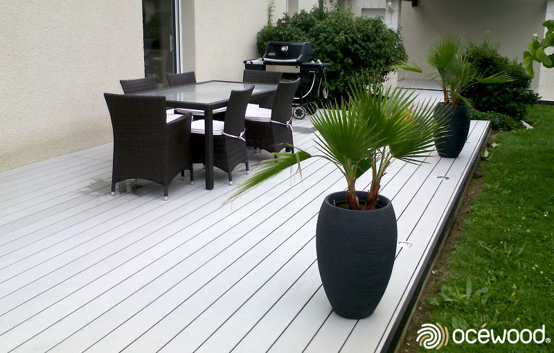 grande terrasse de jardin en lames composites gris clair style contemporain