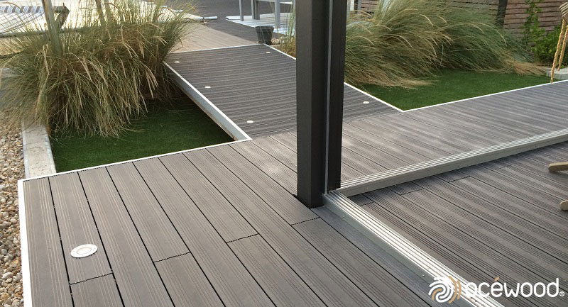 Jardin style bord de mer avec terrasse en lames composites gris foncé