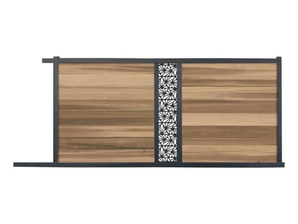 portail composite coulissant effet bois exotique red cedar. lame décorative motifs géométriques. cadre gris foncé.