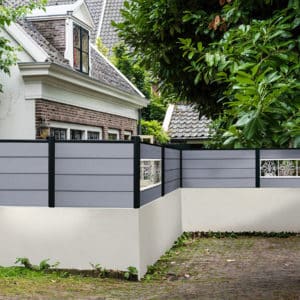 clôture composite gris basalte Océwood. lame décorative fonderie d'aluminium Arabesque. poteaux noir.
