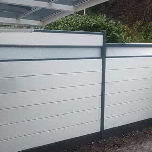 clôture composite blanc flocon Océwood. lame décorative dépoli PMMA. poteaux gris foncé 7016.