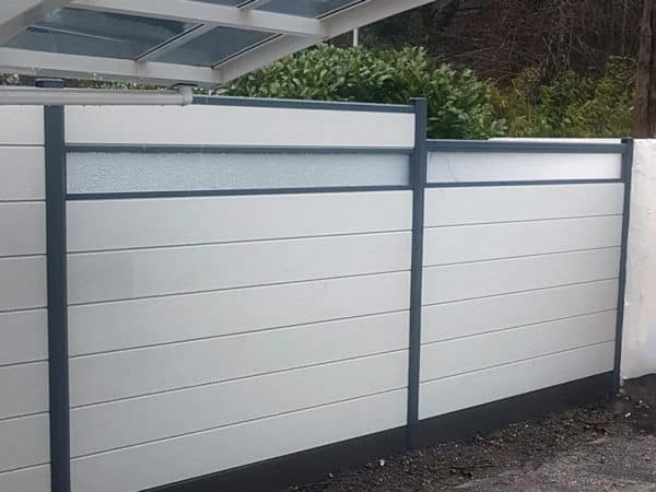 clôture composite blanc flocon Océwood. lame décorative dépoli PMMA. poteaux gris foncé 7016.