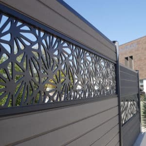 clôture composite gris foncé anthracite Océwood. lame décorative aluminium motifs géométriques Grafisk. poteaux gris foncé 7016.