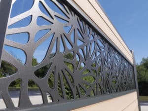 clôture composite marron clair moka Océwood. lame décorative aluminium motifs géométriques Grafisk. poteaux gris foncé 7016.