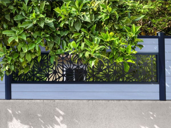 clôture composite blanc flocon Océwood. lame décorative aluminium motifs géométriques Grafisk. poteaux gris foncé 7016.