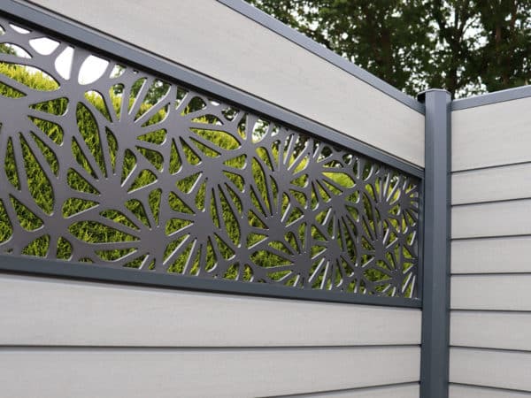 clôture composite gris basalte Océwood. lame décorative aluminium motifs géométriques Grafisk. poteaux gris foncé 7016.