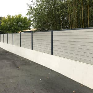 clôture composite gris clair écume Océwood. poteaux gris foncé 7016.