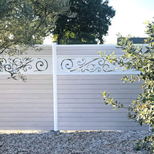 clôture composite blanc flocon Océwood. lame décorative aluminium Harmonia. poteaux blanc.