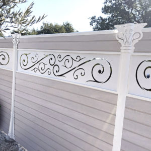 clôture composite gris clair écume Océwood. décoration poteau marquise blanc. lame décorative aluminium Harmonia blanc. poteaux blanc.
