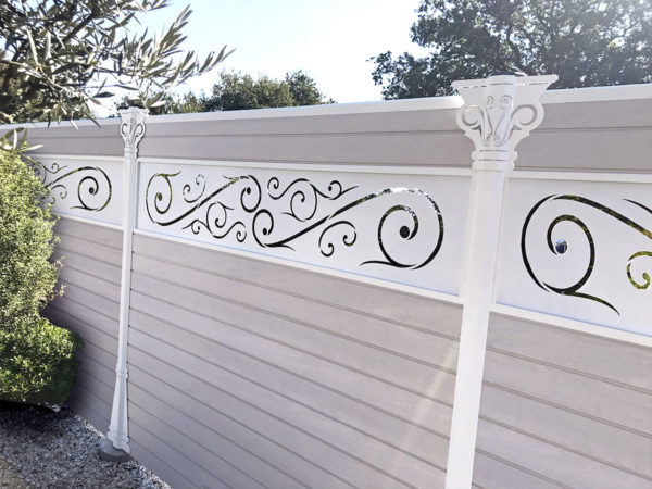 clôture composite gris clair écume Océwood. décoration poteau marquise blanc. lame décorative aluminium Harmonia blanc. poteaux blanc.