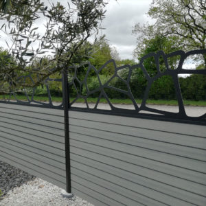 clôture composite gris basalte Océwood. lame décorative aluminium Minéral. poteaux gris foncé 7016.