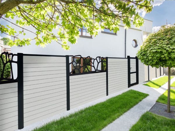 clôture composite blanc flocon Océwood. lame décorative aluminium Minéral. poteaux gris foncé 7016.