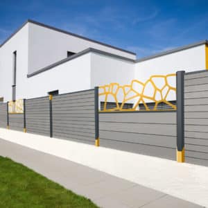 clôture composite gris basalte Océwood. lame décorative aluminium Minéral jaune. poteaux gris foncé 7016.