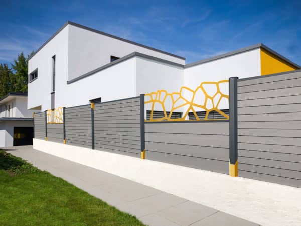 clôture composite gris basalte Océwood. lame décorative aluminium Minéral jaune. poteaux gris foncé 7016.