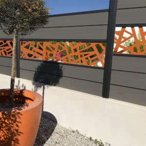 clôture composite gris foncé anthracite Océwood. lame décorative aluminium géométrique New York orange. poteaux gris foncé 7016.