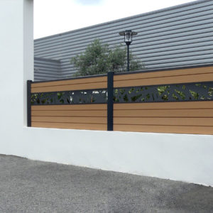clôture composite marron sierra Océwood. lame décorative aluminium géométrique New York. poteaux brun.