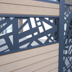 clôture composite marron clair moka Océwood. lame décorative aluminium géométrique New York. poteaux gris foncé 7016.