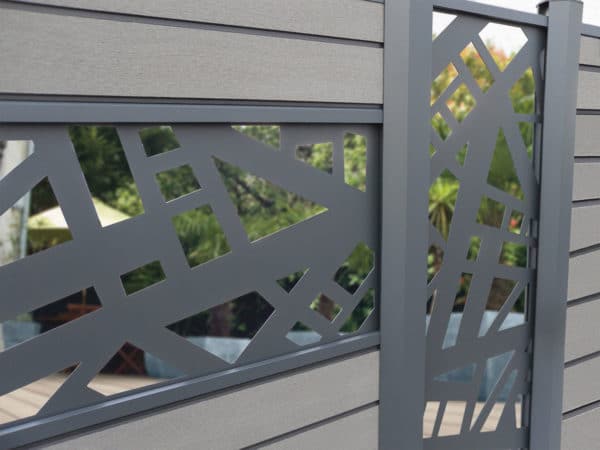 clôture composite gris foncé anthracite Océwood. lame décorative aluminium géométrique New York. poteaux gris foncé 7016.