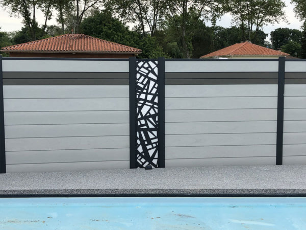 clôture composite gris écume et anthracite Océwood. lame décorative aluminium géométrique New York. poteaux gris foncé 7016.
