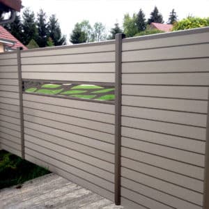 clôture composite marron taupe Océwood. lame décorative aluminium Odyssée. poteaux marron taupe.