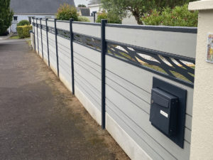 clôture composite gris basalte Océwood. lame décorative aluminium Odyssée. poteaux gris foncé 7016.