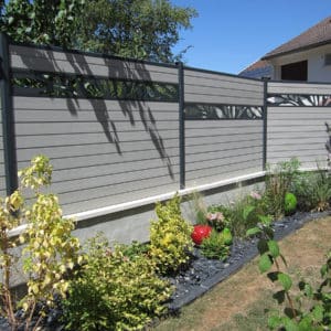 clôture composite gris clair basalte Océwood. lame décorative aluminium olivier. poteaux gris foncé 7016