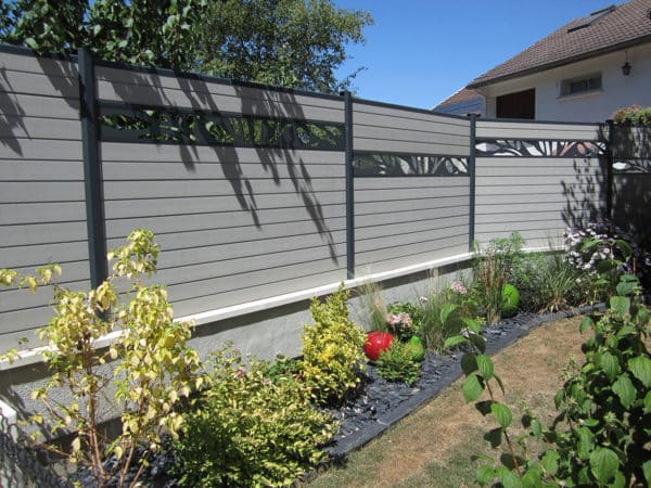 clôture composite gris clair basalte Océwood. lame décorative aluminium olivier. poteaux gris foncé 7016