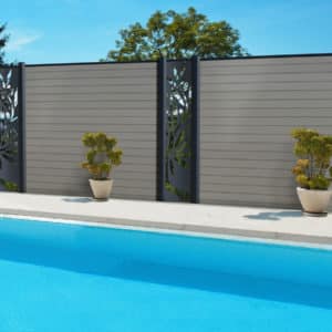 clôture composite gris clair basalte Océwood. lame décorative verticale aluminium olivier. poteaux gris foncé 7016