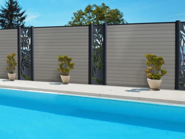 clôture composite gris clair basalte Océwood. lame décorative verticale aluminium olivier. poteaux gris foncé 7016