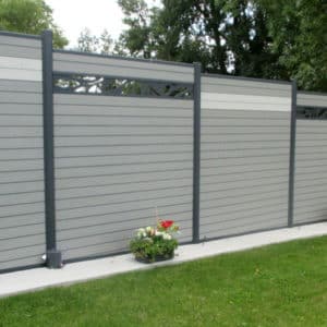 clôture composite gris clair basalte et écume Océwood. lame décorative aluminium olivier. poteaux gris foncé 7016.
