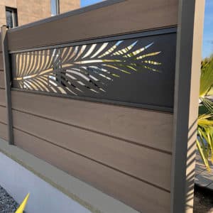 clôture composite marron sierra Océwood. lame décorative aluminium palme. poteaux taupe.