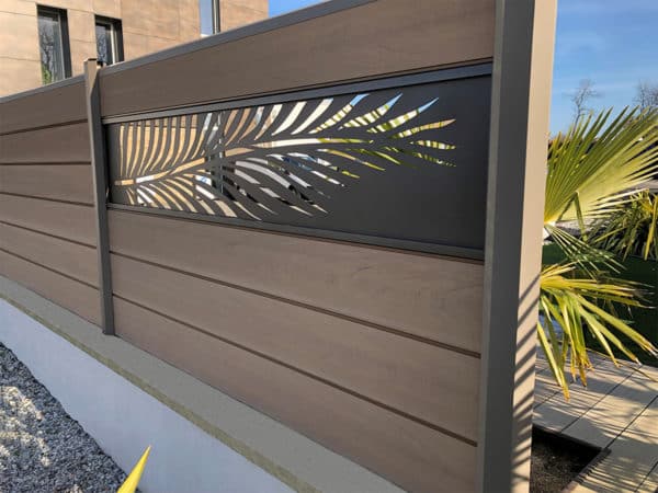 clôture composite marron sierra Océwood. lame décorative aluminium palme. poteaux taupe.